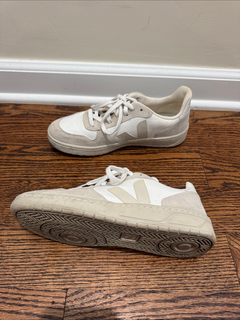 Veja White & Light Gray Casual Sneakers - 8.5 - Picture 4 of 6